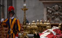 Der verstorbene Papst Benedikt XVI. im Petersdom aufgebahrt