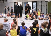 Basketball 1. Bundesliga 24/25 Tigers Tuebingen besuchen Geschwister-Scholl-Schule