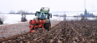 Landwirtschaft, Schmuckbild: Pfluegen bei Frost