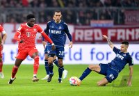 Fussball 1. Bundesliga 22/23: FC Bayern Muenchen - 1. FC Koeln, ZWEIKAMPF, SPIELSZENE, AKTION, ACTION, DUELL,