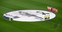 Fussball 1. Bundesliga 23/24: Gedenkenminute fuer den verstorbene Franz Beckenbauer, Trauerminute, Gedenken, Trauer, RUHE IN FRIEDEN KAISER