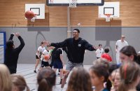 Basketball 1. Bundesliga 23/24 Tigers Tuebingen besuchen Geschwister-Scholl-Schule