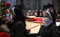 Der verstorbene Papst Benedikt XVI. im Petersdom aufgebahrt