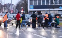 Zivilpolizisten unterbinden Protest der Letzten Generation in Reutlingen