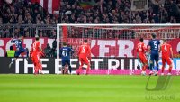 Fussball 1. Bundesliga 22/23: FC Bayern Muenchen - 1. FC Koeln, ZWEIKAMPF, SPIELSZENE, AKTION, ACTION, DUELL,