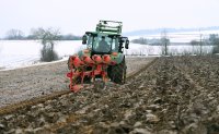 Landwirtschaft, Schmuckbild: Pfluegen bei Frost