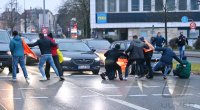 Zivilpolizisten unterbinden Protest der Letzten Generation in Reutlingen