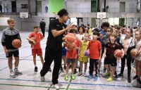 Basketball 1. Bundesliga 24/25 Tigers Tuebingen besuchen Geschwister-Scholl-Schule