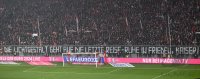 Fussball 1. Bundesliga 23/24: Gedenkenminute fuer den verstorbene Franz Beckenbauer, Trauerminute, Gedenken, Trauer, RUHE IN FRIEDEN KAISER,