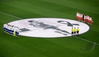 Fussball 1. Bundesliga 23/24: Gedenkenminute fuer den verstorbene Franz Beckenbauer, Trauerminute, Gedenken, Trauer,