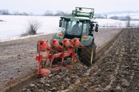 Landwirtschaft, Schmuckbild: Pfluegen bei Frost