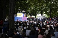 Olympische Spiele Paris 2024: Tausende Zuschauser bei der Eroeffnungsfeier in der Innenstadt