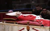 Der verstorbene Papst Benedikt XVI. im Petersdom aufgebahrt