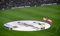 Fussball 1. Bundesliga 23/24: Gedenkenminute fuer den verstorbene Franz Beckenbauer, Trauerminute, Gedenken, Trauer, RUHE IN FRIEDEN KAISER