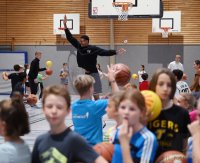 Basketball 1. Bundesliga 23/24 Tigers Tuebingen besuchen Geschwister-Scholl-Schule