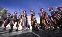 Rom; Schweizer Gardisten auf dem Petersplatz am 1. Weihnachtsfeiertag