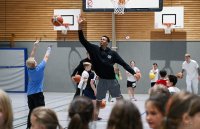 Basketball 1. Bundesliga 23/24 Tigers Tuebingen besuchen Geschwister-Scholl-Schule