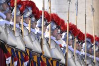 Rom; Schweizer Gardisten auf dem Petersplatz am 1. Weihnachtsfeiertag