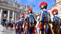 Rom; Schweizer Gardisten auf dem Petersplatz