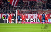 Fussball 1. Bundesliga 22/23: FC Bayern Muenchen - 1. FC Koeln, ZWEIKAMPF, SPIELSZENE, AKTION, ACTION, DUELL,