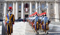 Rom; Schweizer Gardisten auf dem Petersplatz